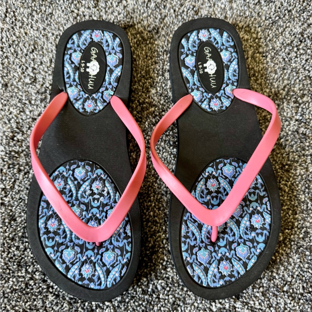 GAAHUU Pink Strap Flip Flop Sandals with Blue Pattern Size L 9-10 NEW!
